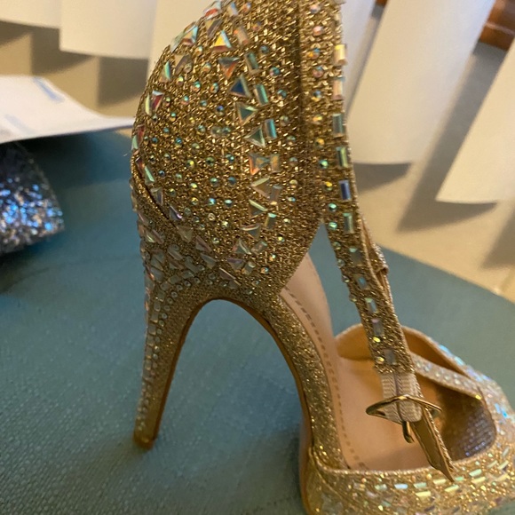 Stiletto Gold heels worn once. Woman’s 6.5 - Picture 3 of 6